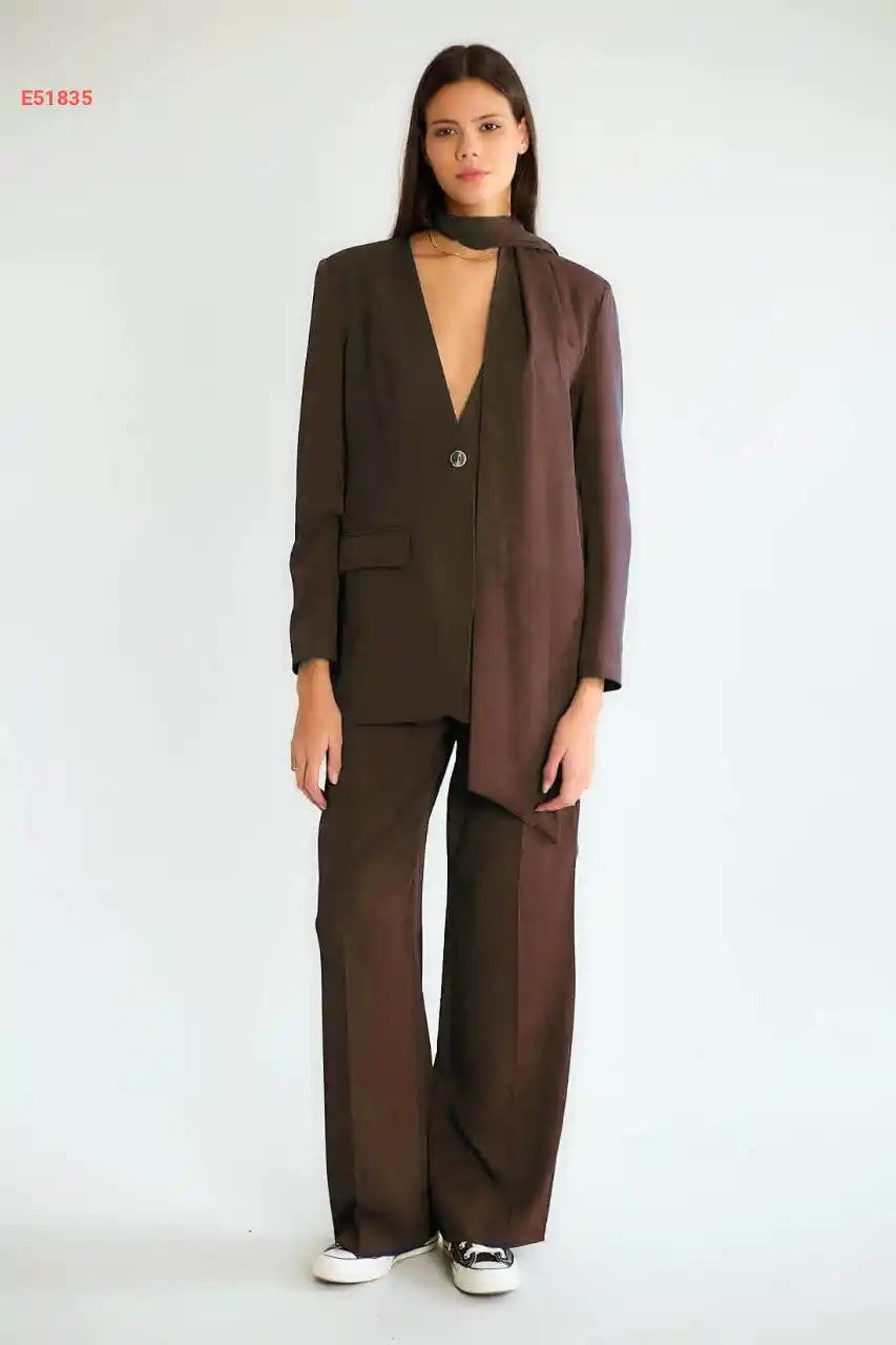 طقم بنطال وجاكيت مع فولار