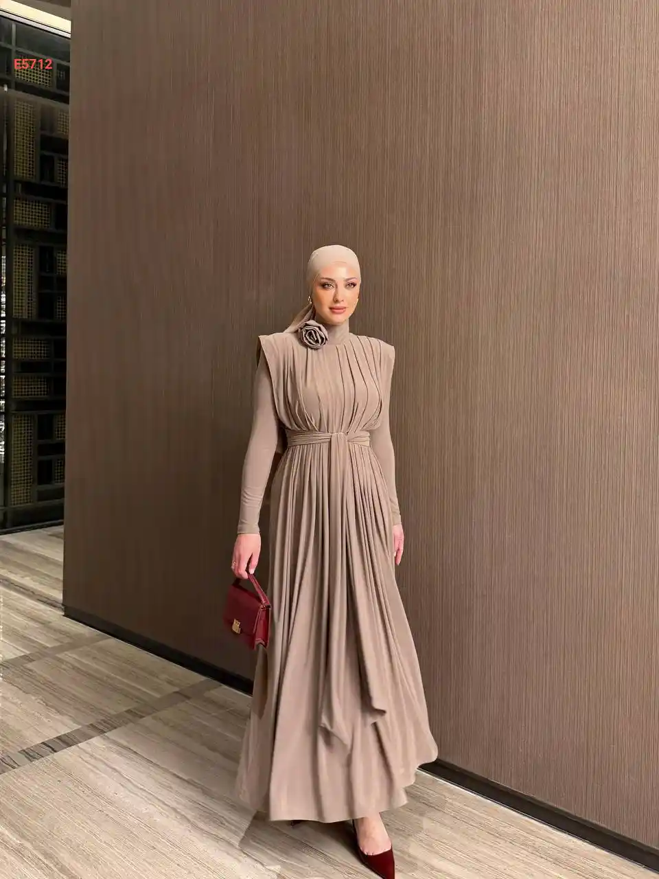 فستان طويل مجمع مع بروش ورد