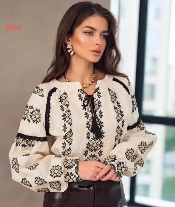 بلوزة مطرزة بأكمام بالونية