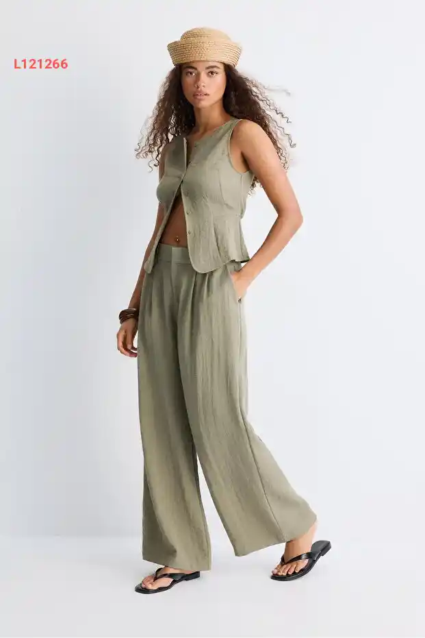 بناطيل قماش الكتان الواسعة مع الأزرار القابلة للتعديل من ستراديفاريوس