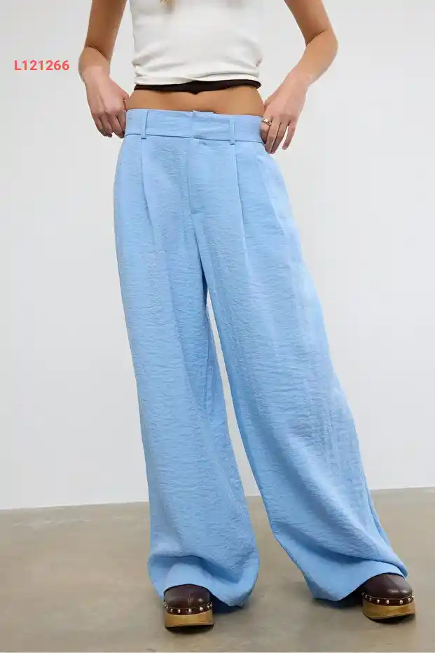 بنطلون واسع الساقين قابل للتعديل من قماش الكتان مع أزرار من ستراديفاريوس