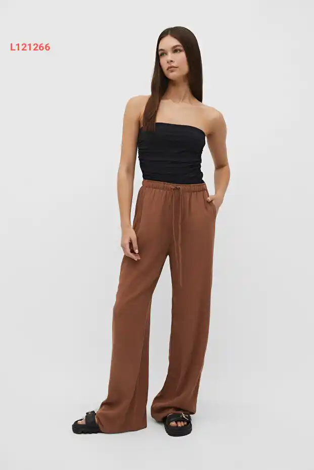 بنطلون واسع من قماش الكتان من ستراديفاريوس