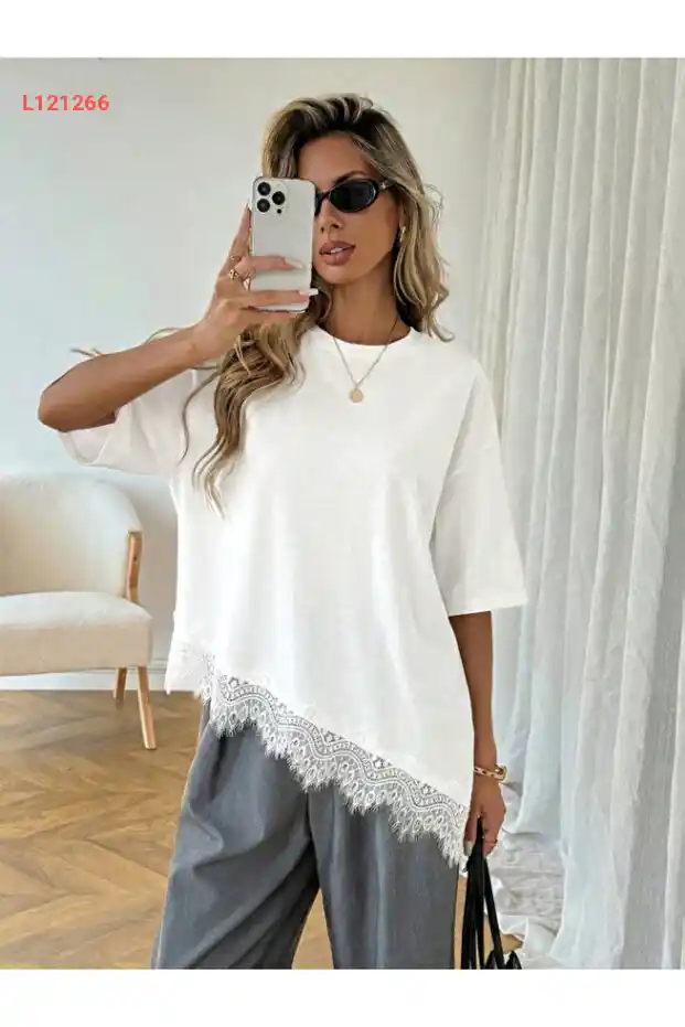 تيشيرت بتصميم غير متماثل مزين بالدانتيل للنساء - ملابس يومية أنيقة