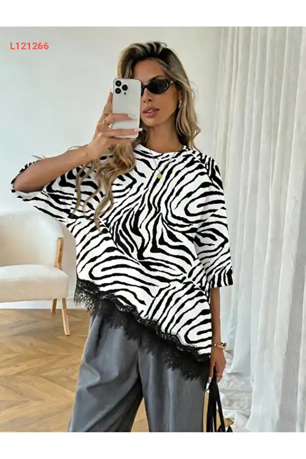 تي شيرت يومي مزين بتفاصيل الدانتيل وزي أسيمترى للنساء