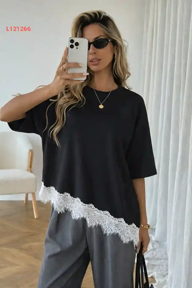 تيشيرت أسود مع حواف دانتيل مثيرة - تصميم غير متماثل للنساء