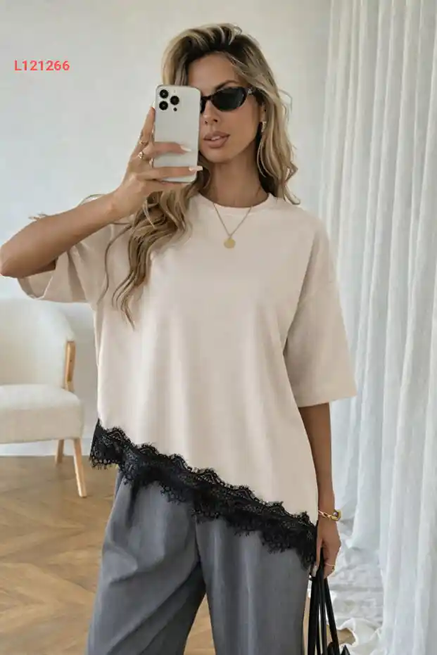 تي شيرت مزين بتفاصيل دانتيل مع تصميم غير متماثل للنساء - مثالي للاستخدام اليومي