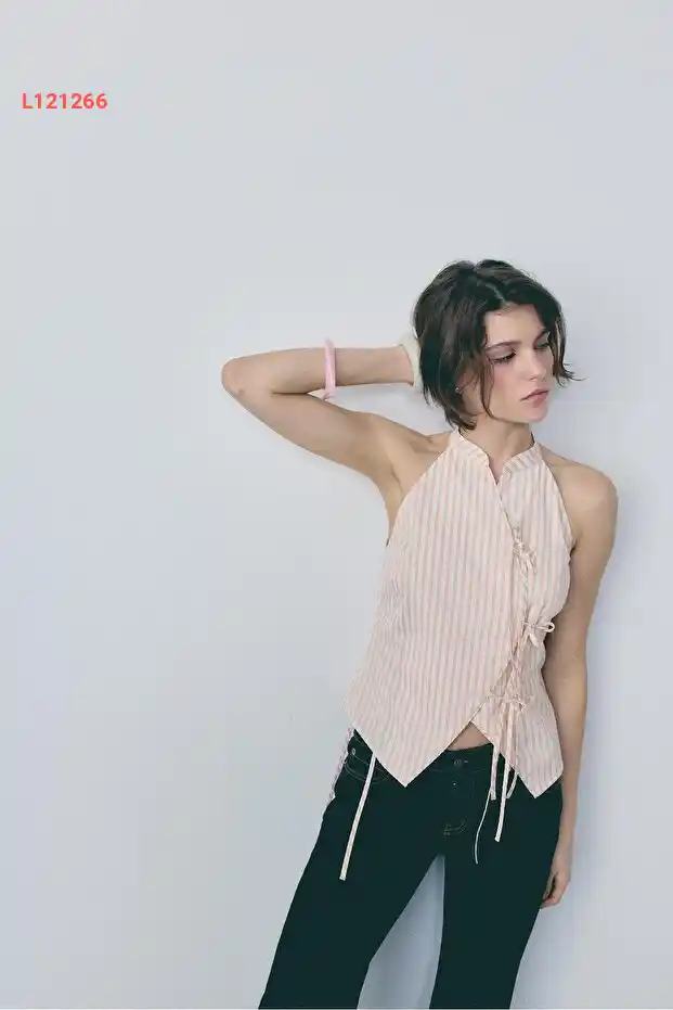 فستان عُري الظهر بتصميم تشيلي يوان من ستراديفاريوس