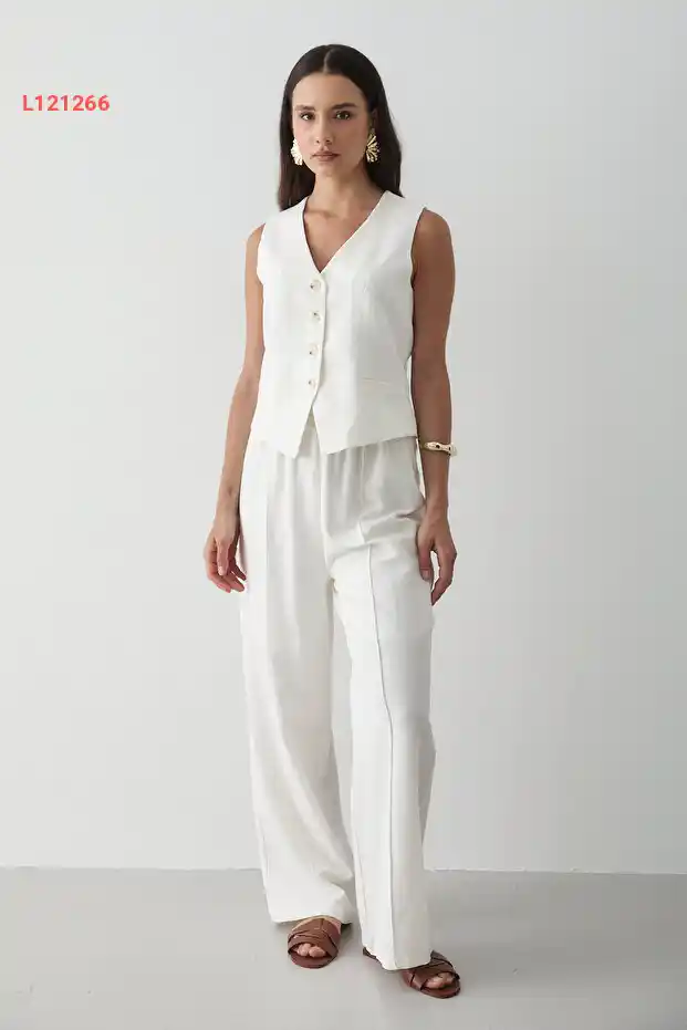 طقم نسائي من جاست: سترة بيضاء مزودة بأزرار وبنطلون بالازو ذو خصر مرن من الكتان