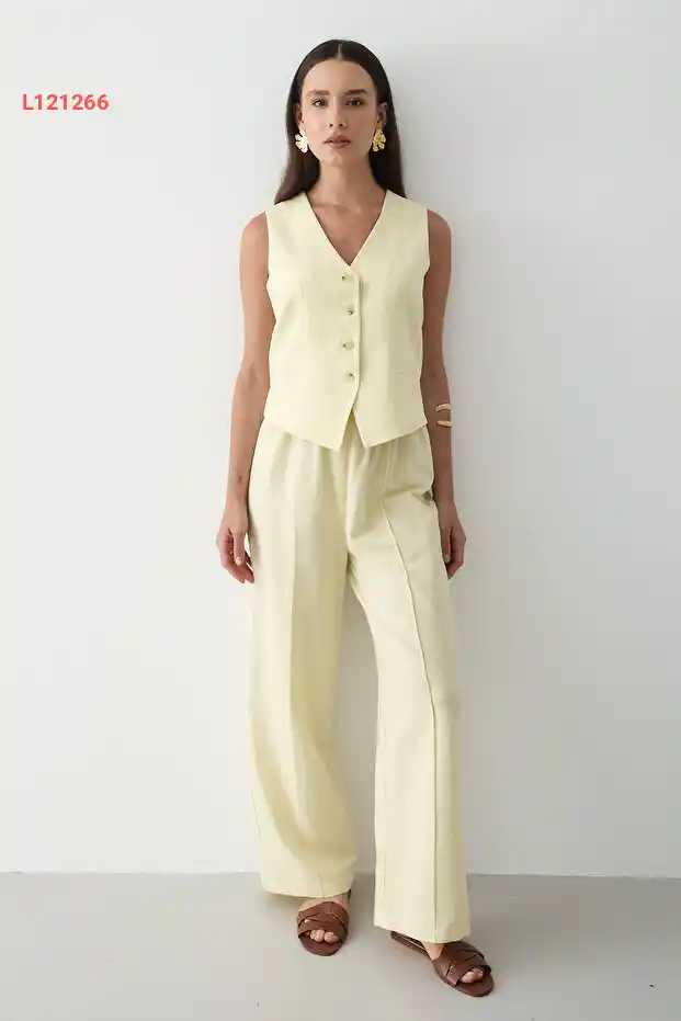 مجموعة يلتين بليس - سترة صفراء مزينة بأزرار وسروال بالازو مطاطي