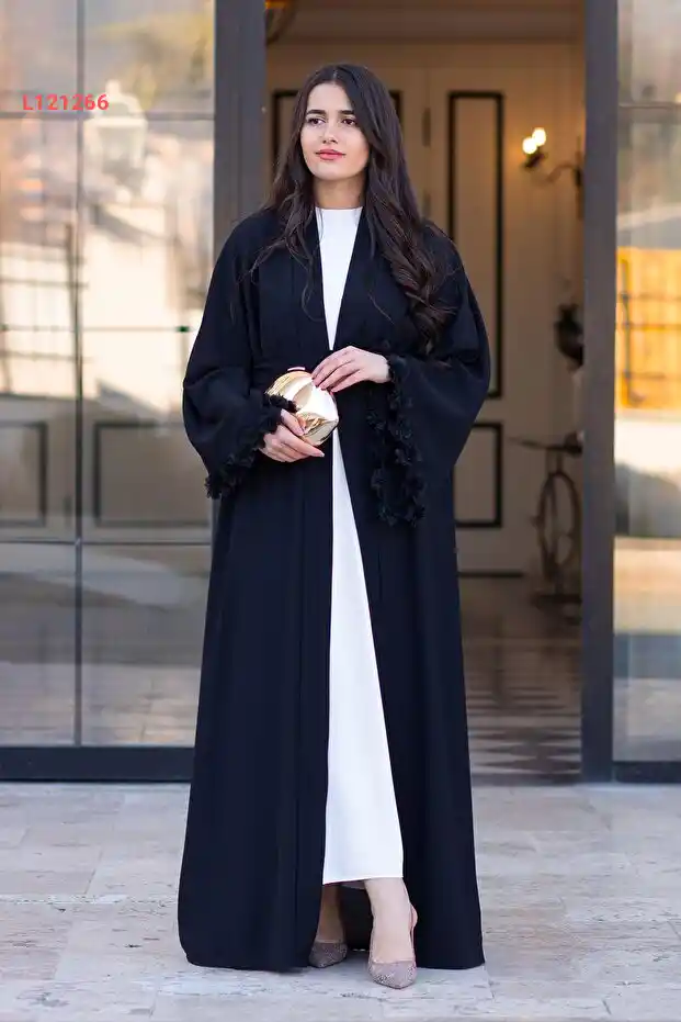 عباية زهراء بتفاصيل زهور على الأكمام السوداء