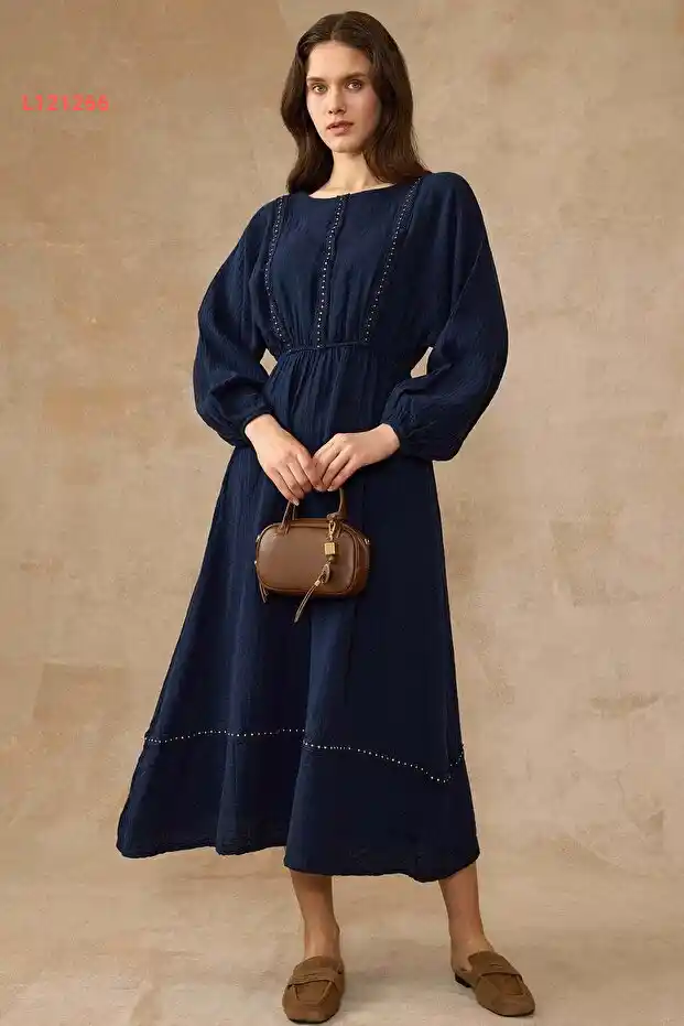 فستان موسلين كحلي بتفاصيل شريطية ونقشة مريحة