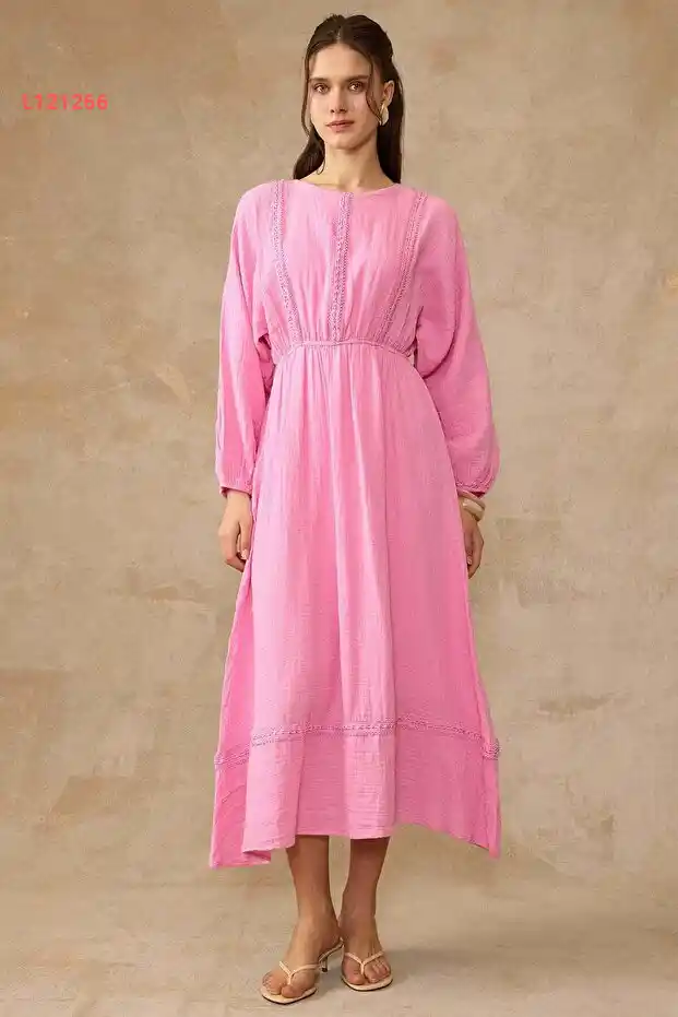 فستان موسلين وردي بتفاصيل شريطية وحزام مرن