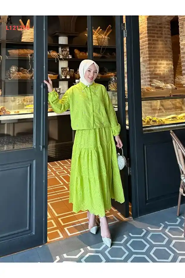 تشكيلة فستو لتغطية الجسم مع تنورة طويلة مزينة بالحجارة - لون وردي