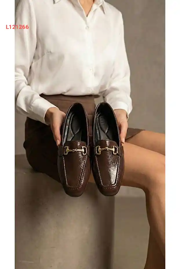 حذاء برباط بني لامع للنساء - موديل BYNDSK311