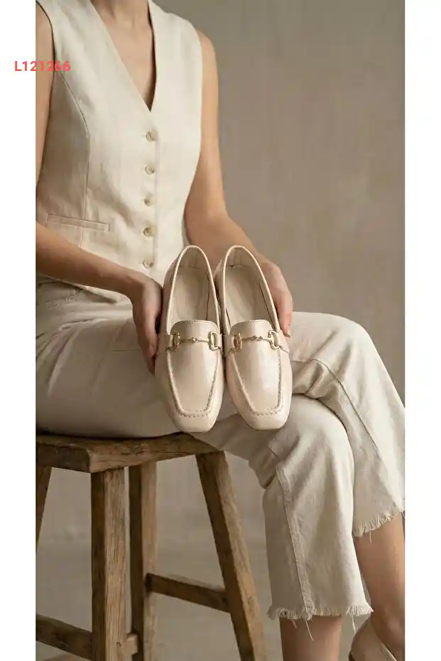 حذاء باليه نسائي بيج بلمسة لامعة واكسسوار مشبك 1 سم