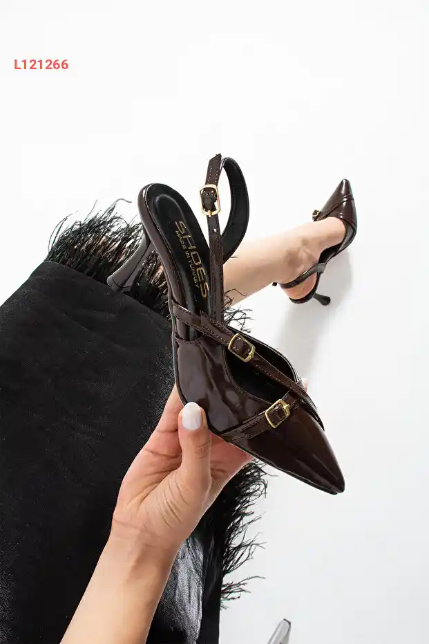 حذاء كعب نسائي بلون بني لامع بتفاصيل مشبك مزدوج