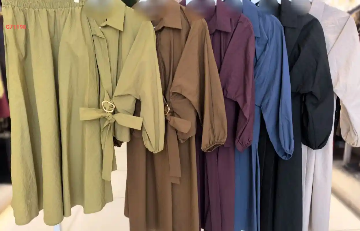 طقم تنورة طويل مع قميص بربطة