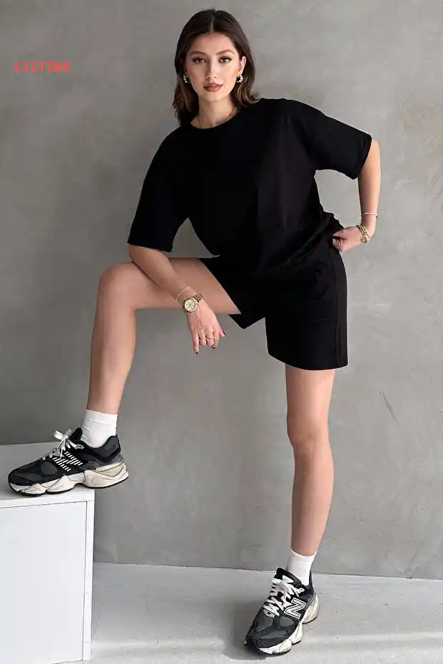 طقم نسائي مكون من تيشرت بكم oversized وشورت قطن أسود