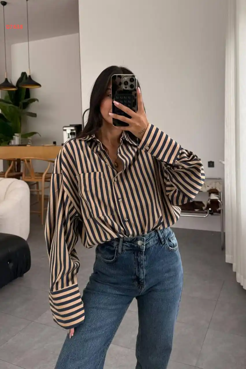 قميص مقلم بجيب أمامي