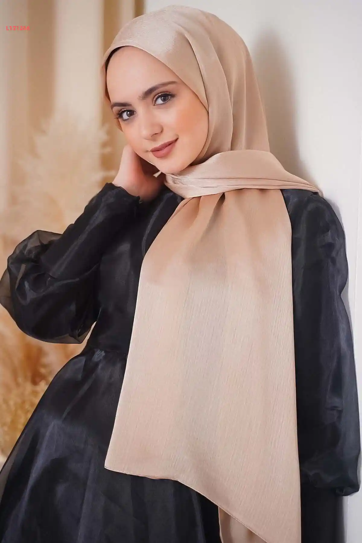 عباية أوكتوبوس بتصميم جانجان ساتان لامع مع شال شيفون ذهبي