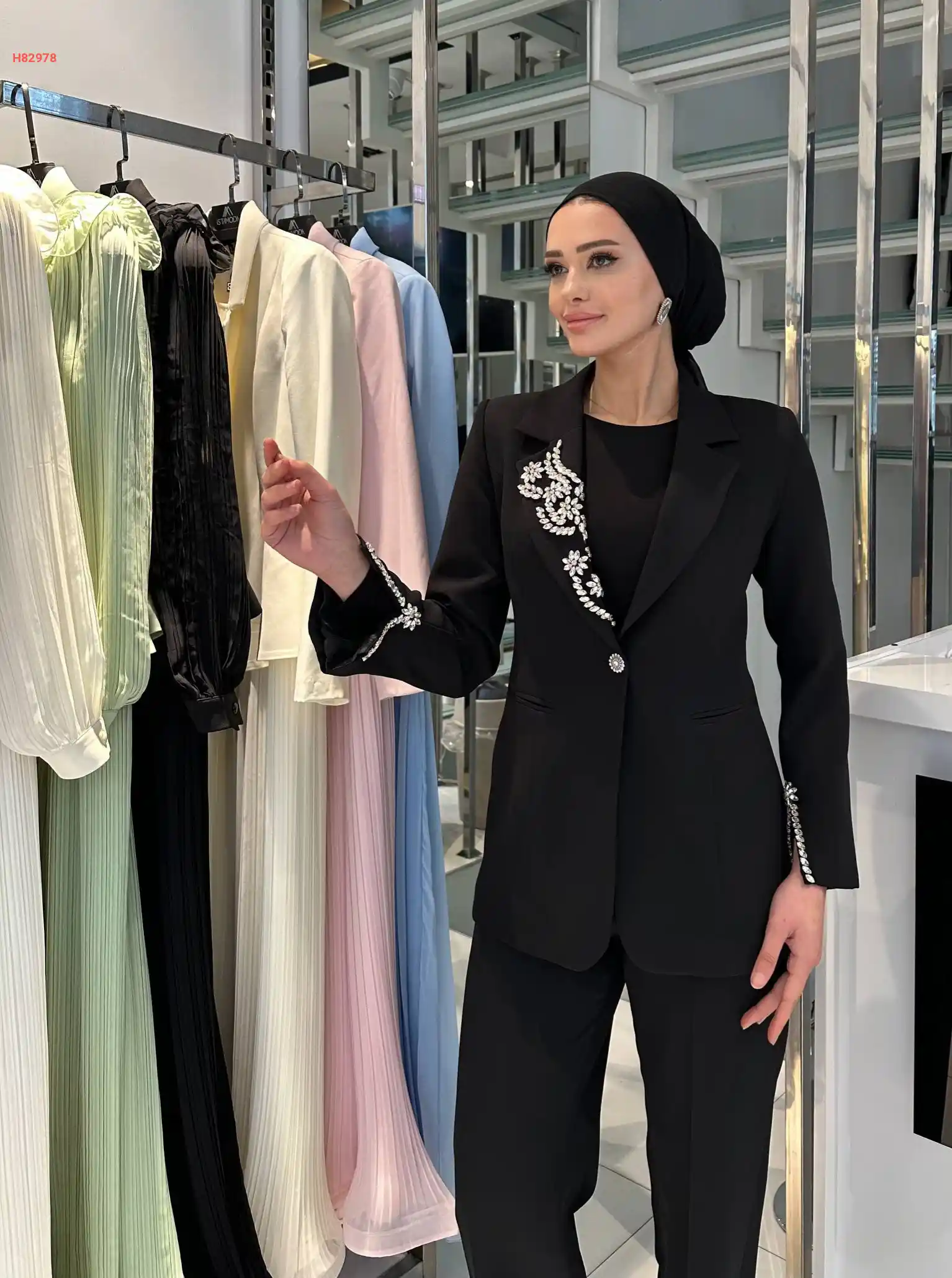 طقم بنطال وبليزر مزين أحجار