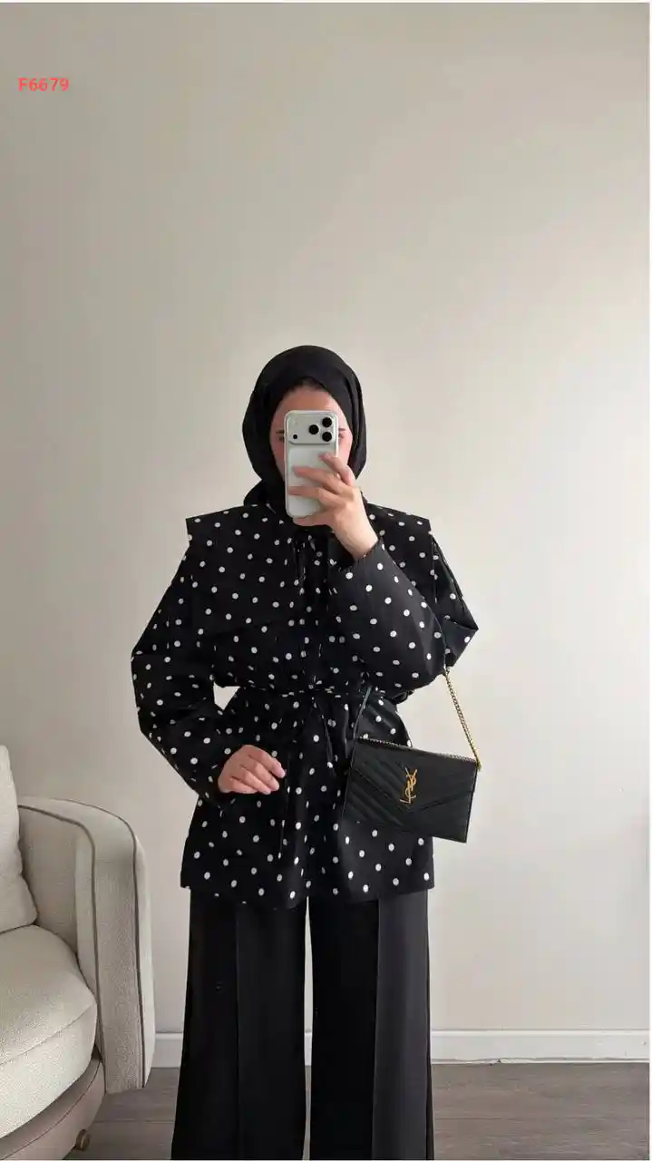 بلوزة أنيقة بنمط "منقط" (Polka Dot)، تتميز بياقة عريضة على شكل "كيب" وحزام خصر
