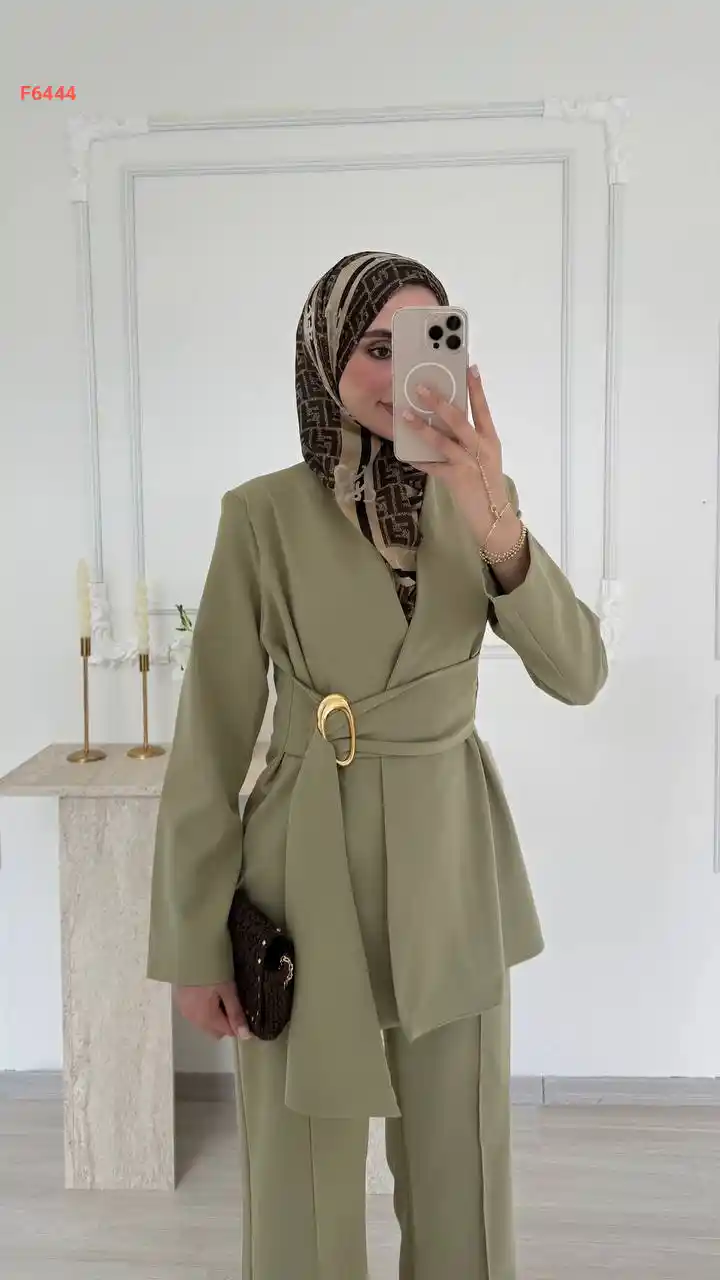 طقم بنطال وبليزر بزنار وإبزيم