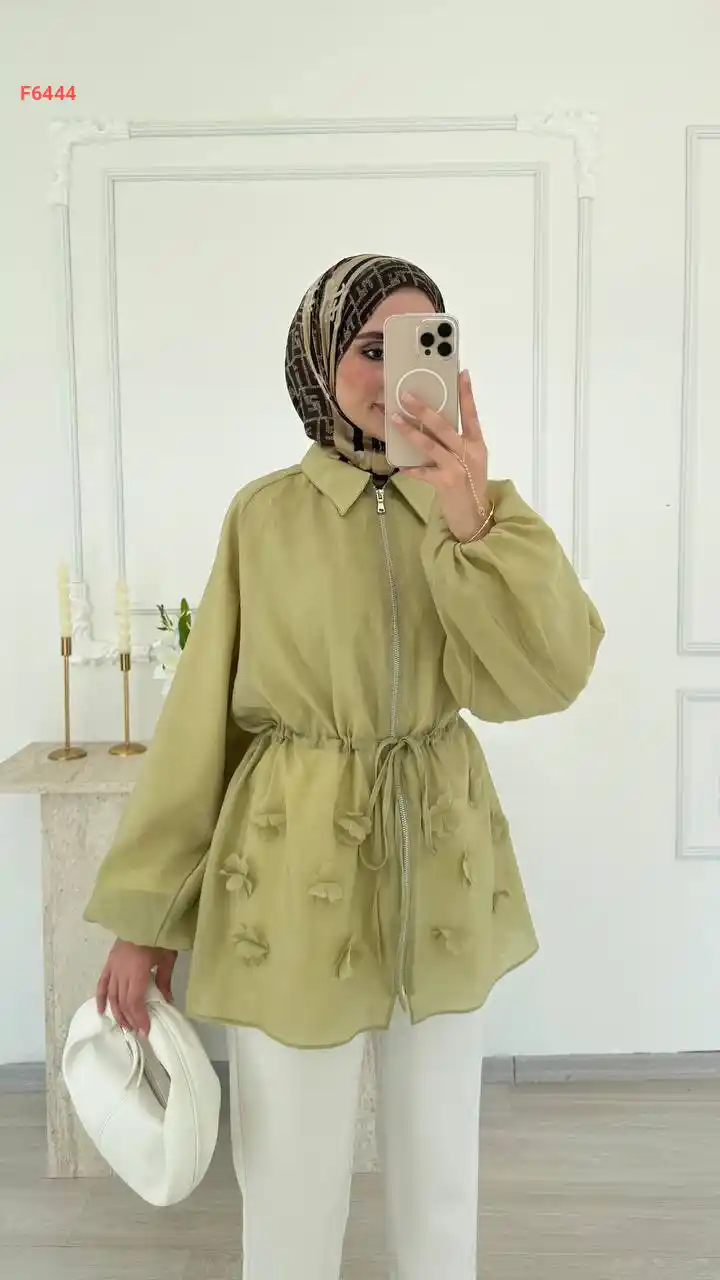 جاكيت فوال مزين ورد بسحاب