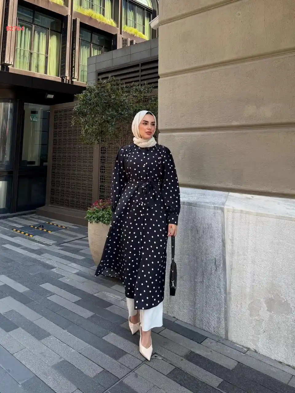 قميص "تونيك" طويل ومنقط وحزام خصر،