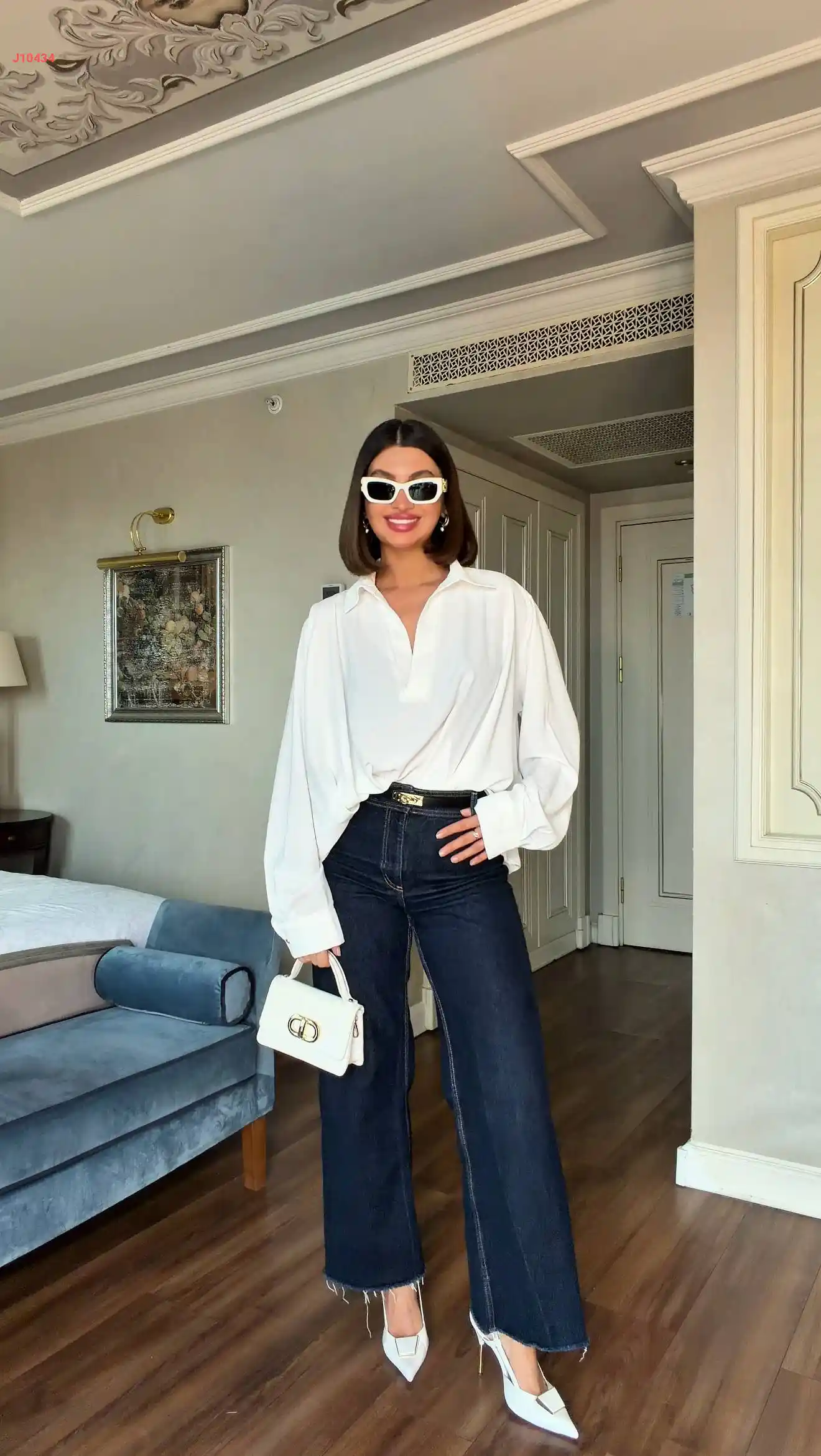 Long sleeve blouse with a collar.