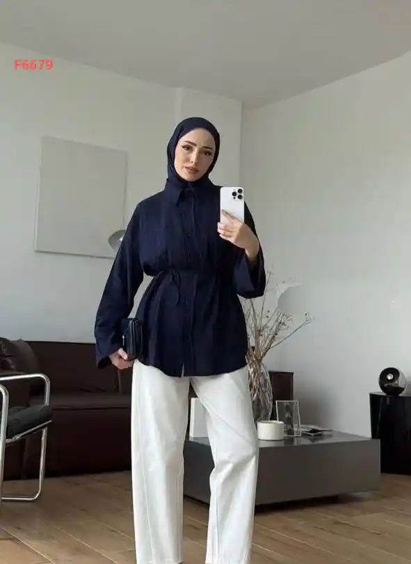 قميص بتصميم مريح وأكمام واسعة مع حزام خصر لضبط القوام