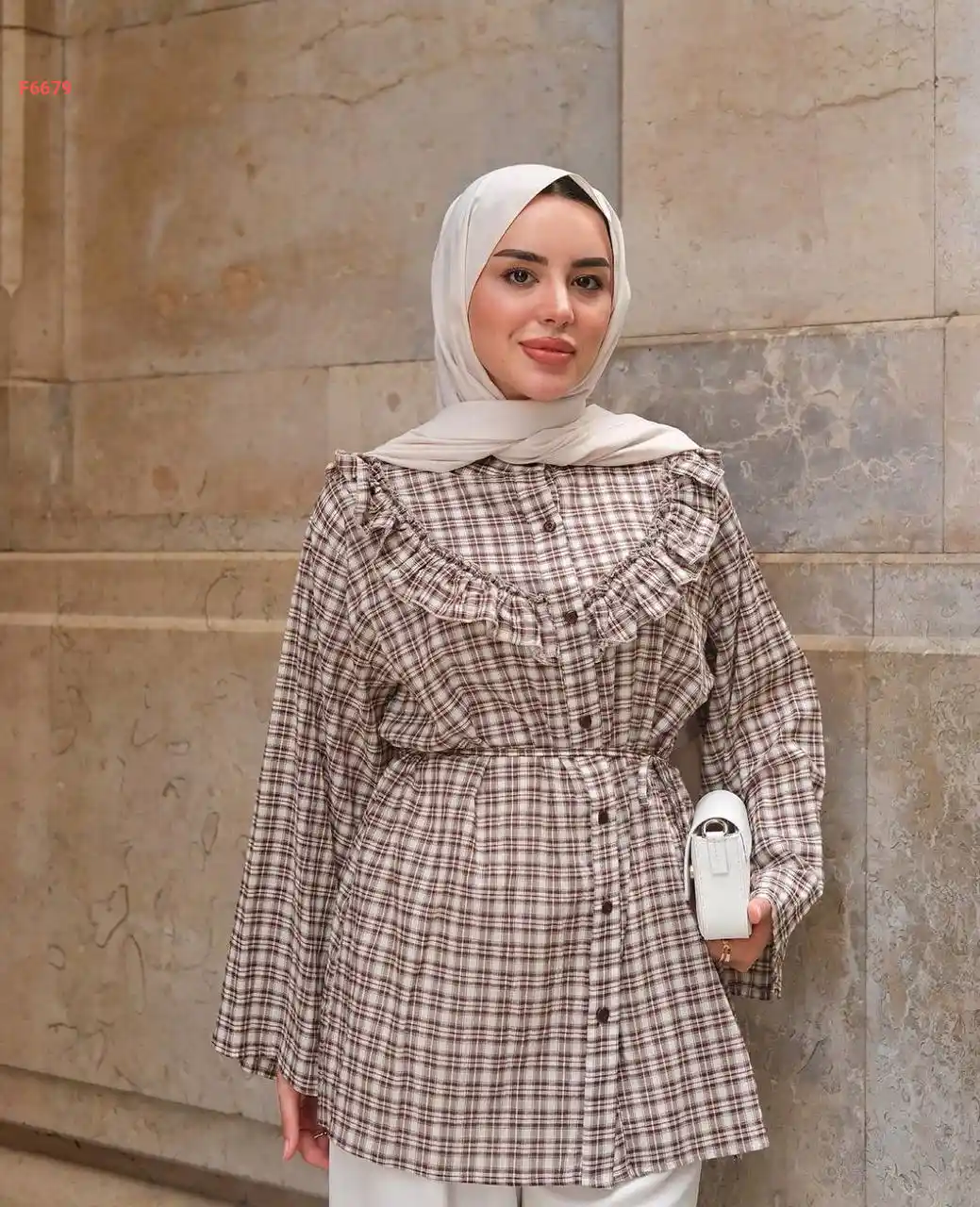 قميص كاروهات بأكمام واسعة وتفاصيل كشكشة جذابة،