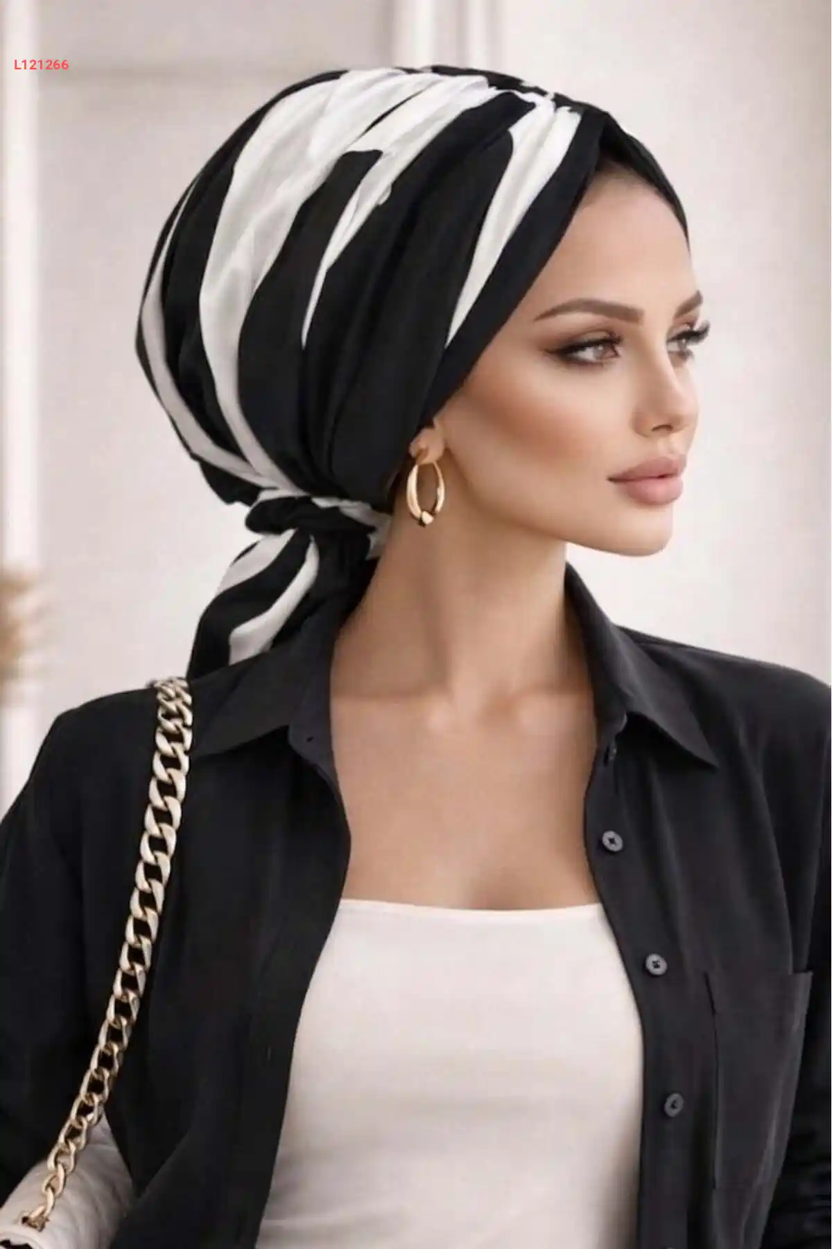قبعة بوني هندسية باللونين الأسود والأبيض مع مشبك