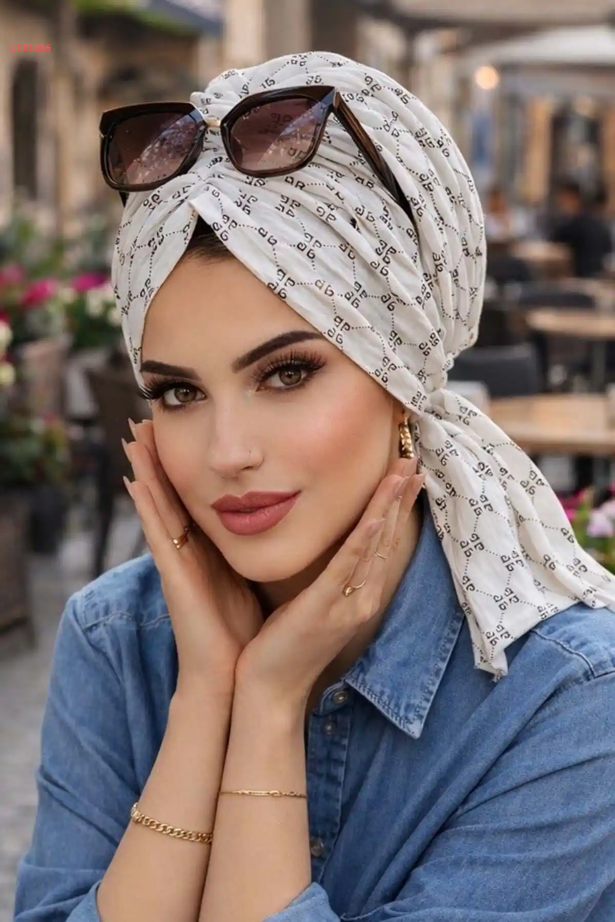 بونيه مزينة بنقوش الحروف البيضاء