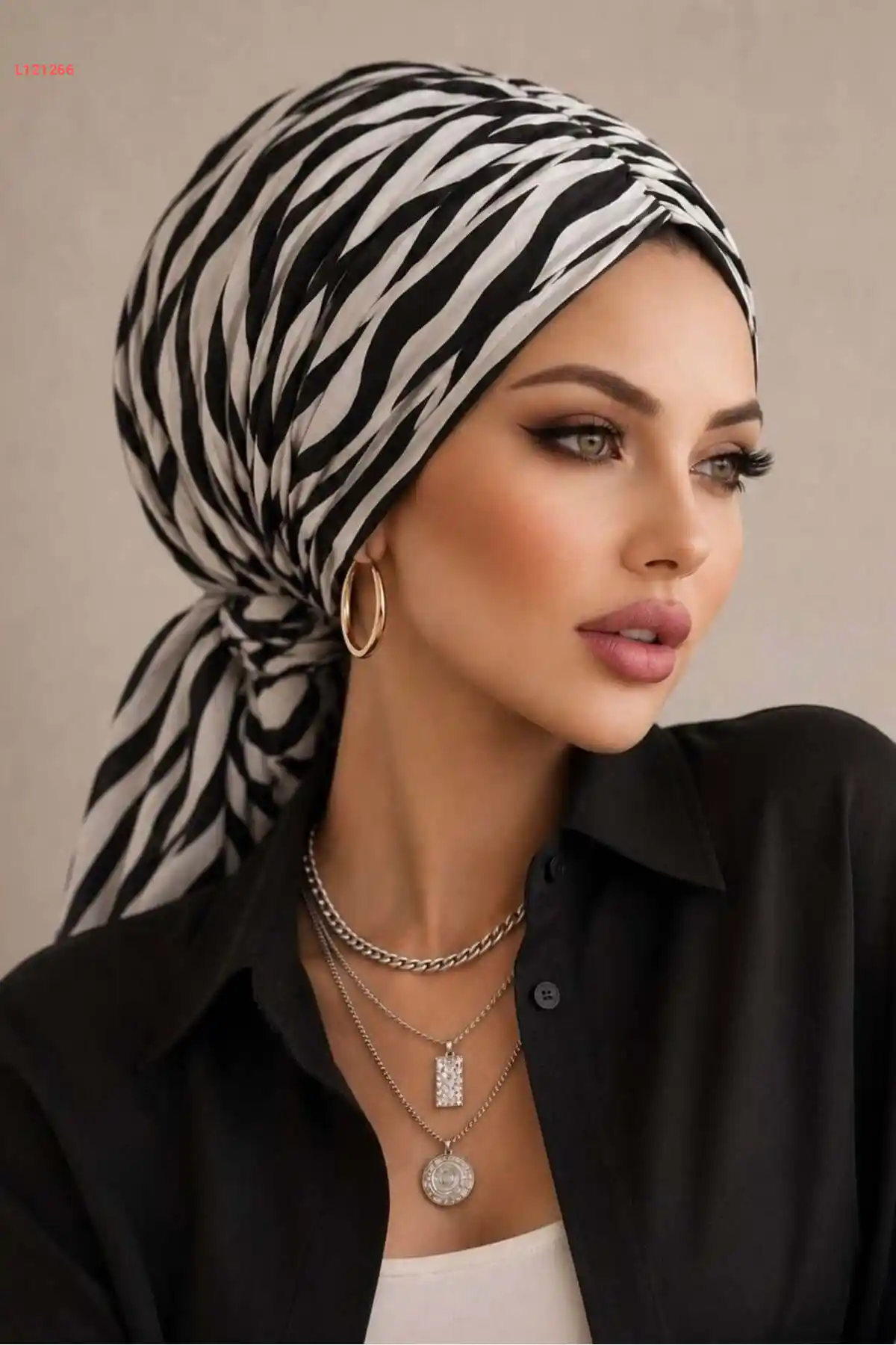 بونيه مزخرفة بنمط الحمار الوحشي بالأبيض والأسود مع مشبك