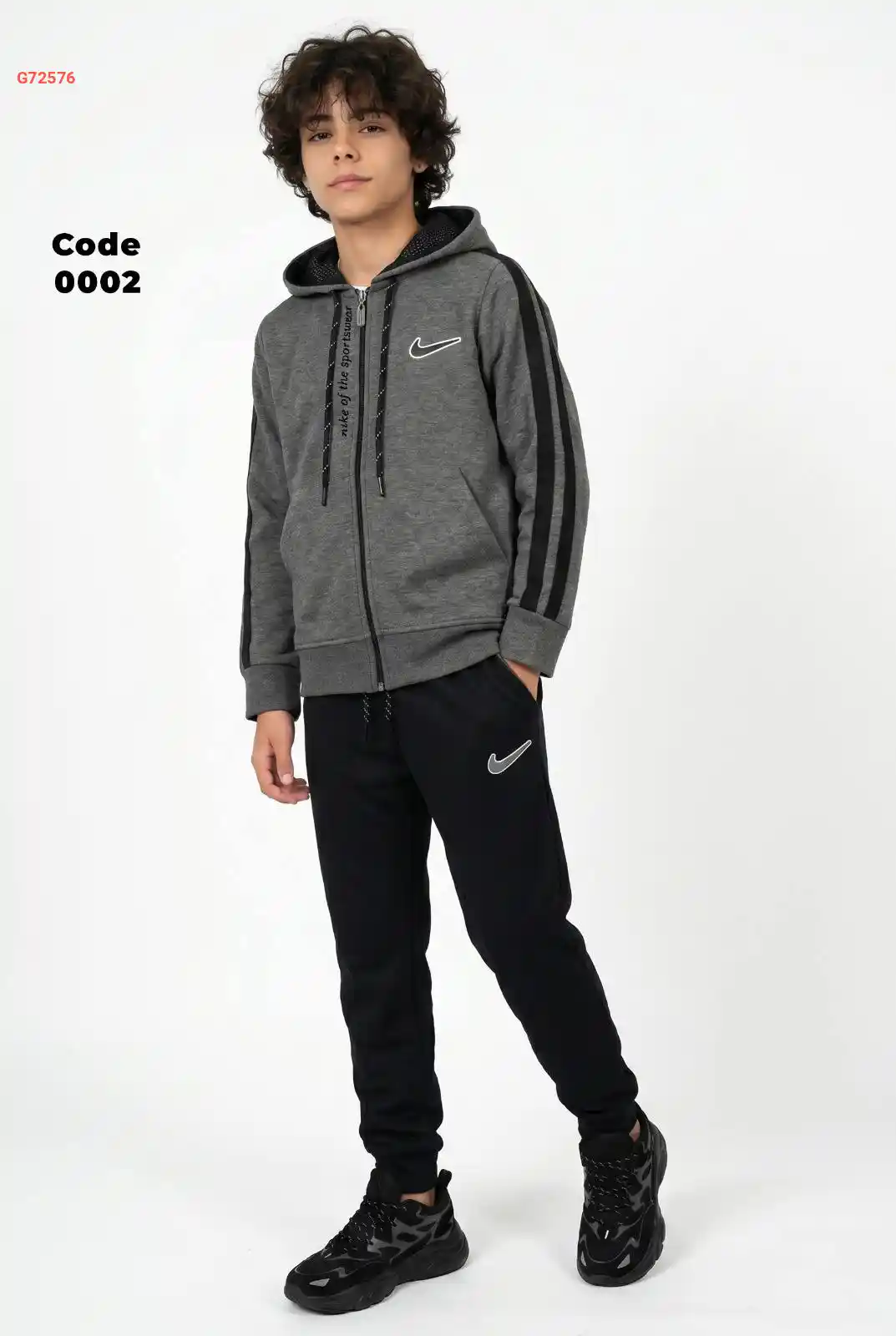 طقم رياضي أولادي شتوي عصري ومريح من ماركة نايكي (Nike)، يتميز بجاكيت هودي وبنطال متناسق