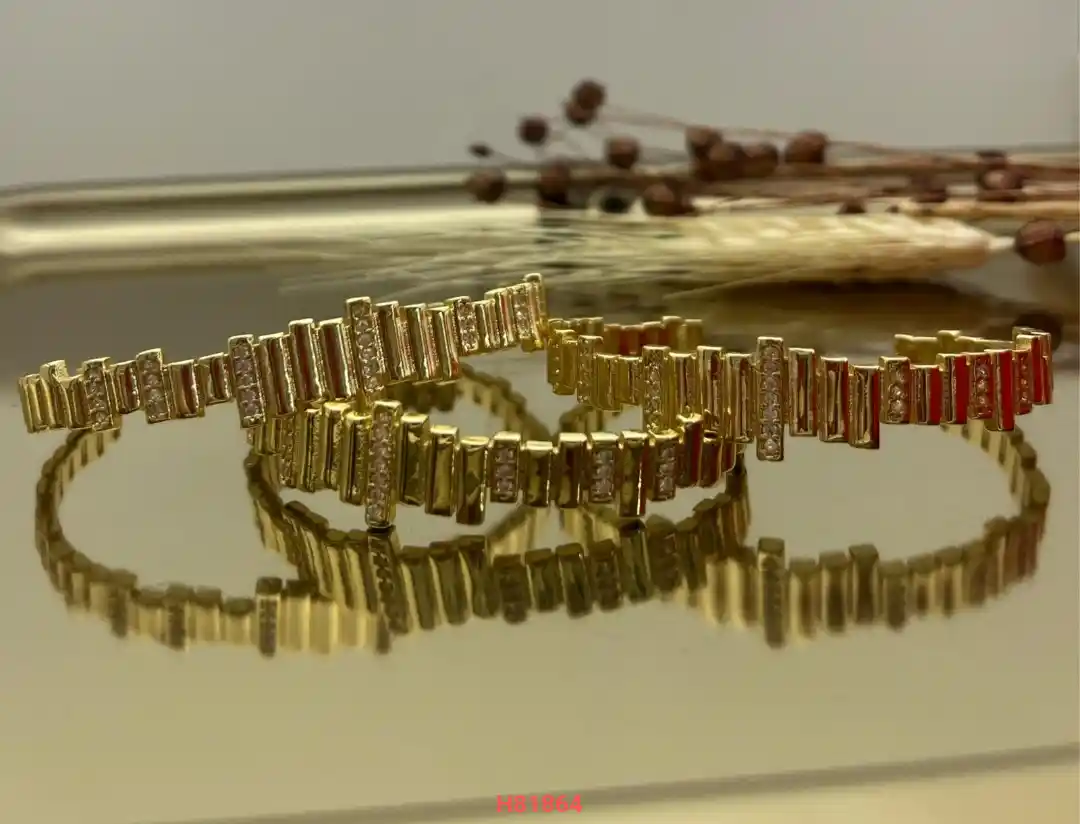 أسوارة نسائية مرصعة بالستراس