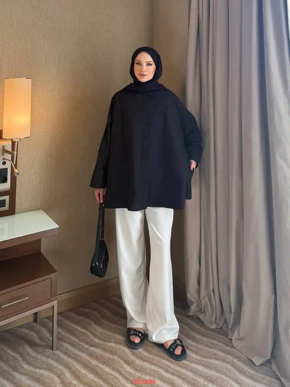 قميص اوفى سايز مزود بجيوب بارزة وطيات خلفية
